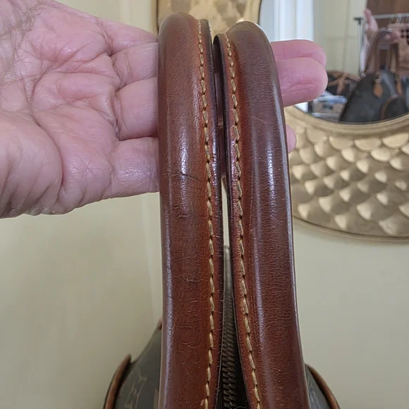 Louis Vuitton Brown Monogram Shoulder Bag with Classic Design - Picture 3 of 12